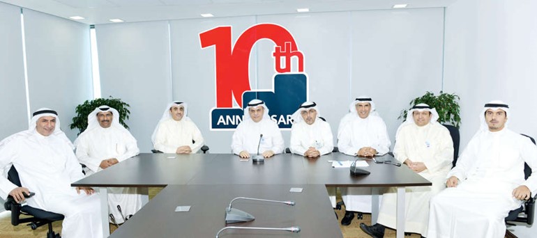عادل الماجد مع مديري بوبيان خلال المؤتمر الصحافي بمناسبة مرور 10 سنوات على تاسيس البنك﻿