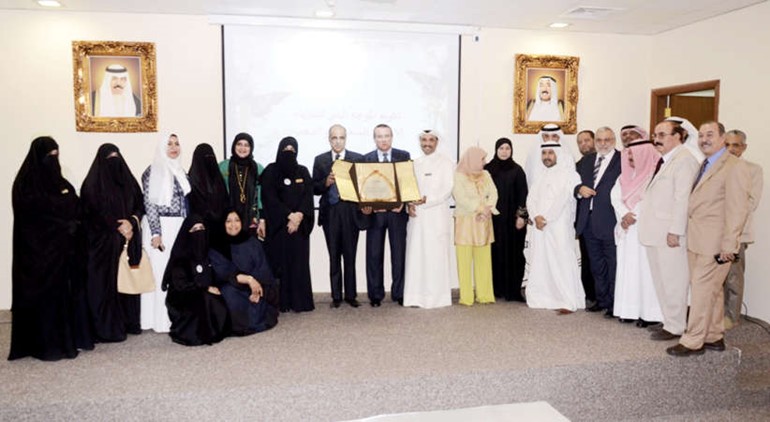 منى النجدي وعدد من موجهي العلوم في منطقة الجهراء خلال تكريم سعيد ابوالدهب