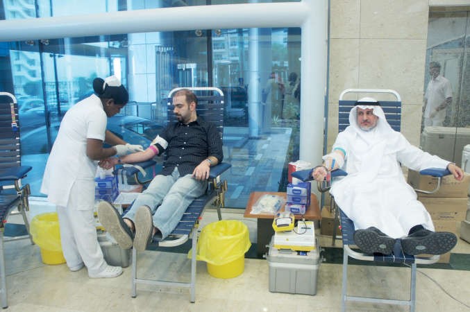 بعض العاملين ببرنامج اعادة الهيكلة يتبرعون بالدم