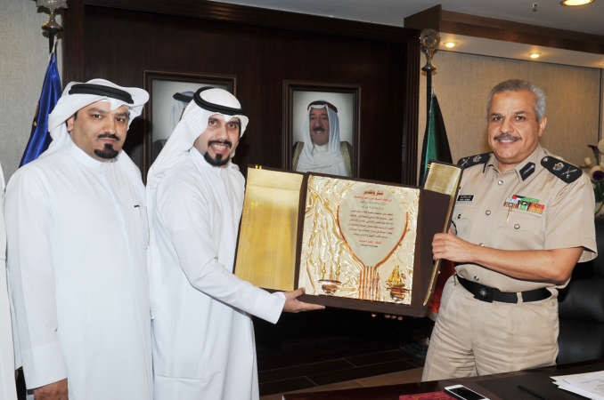 اللواء الشيخ مازن الجراح يتسلم درعا تكريمية من حمد السيف	قاسم باشا﻿