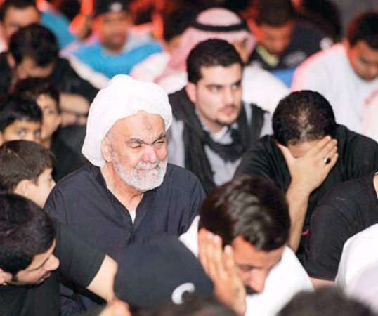 رجل مسن يبكي من ضمن الحضور في الحسينية الكربلائية 