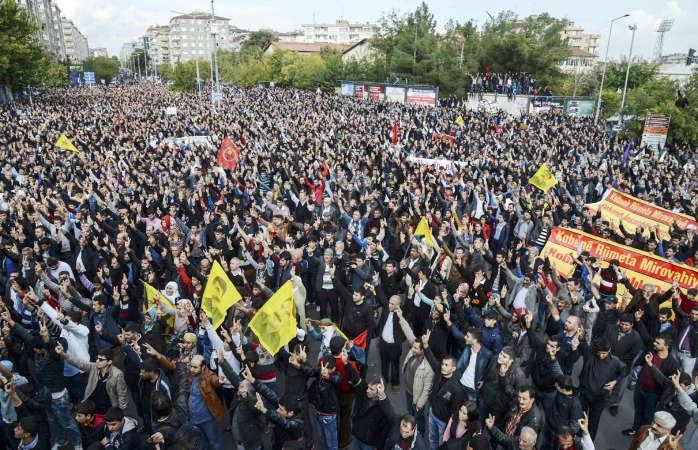 اكراداتراك يتظاهرون في ديار بكر التركية رافعين علامة النصر في مسيرة لدعم مدينة كوباني السوريةافپ
