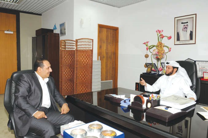 عمر الشرقاوي متحدثا للزميل اسامة ابو السعودانور الكندري﻿