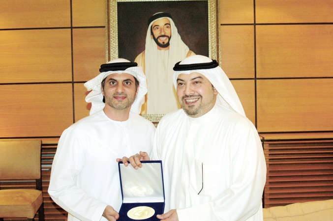 الشيخ د طلال الفهد يقدم درعا تذكارية لجمال الحوسني﻿