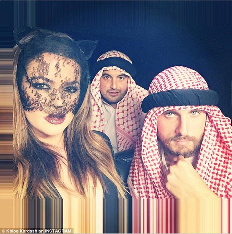 بالصور.. كلوي كارداشيان تسخر من الدشداشة والشماغ.. وترفق صورها بشتائم !