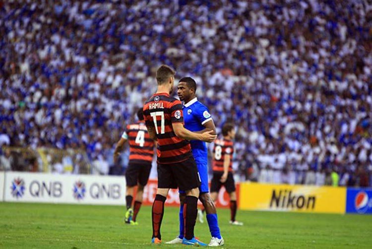 بالفيديو والصور.. الشمراني يبصق على لاعب أسترالي.. وجماهير الهلال تعتدي على مشجع "نصراوي"