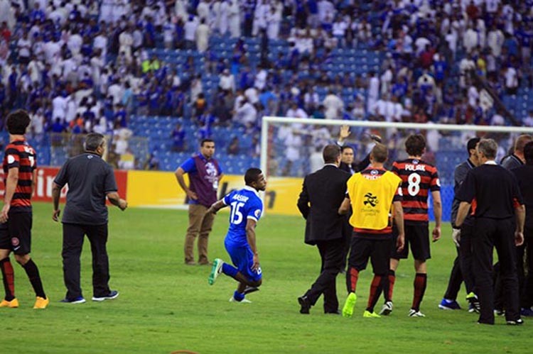 بالفيديو والصور.. الشمراني يبصق على لاعب أسترالي.. وجماهير الهلال تعتدي على مشجع "نصراوي"