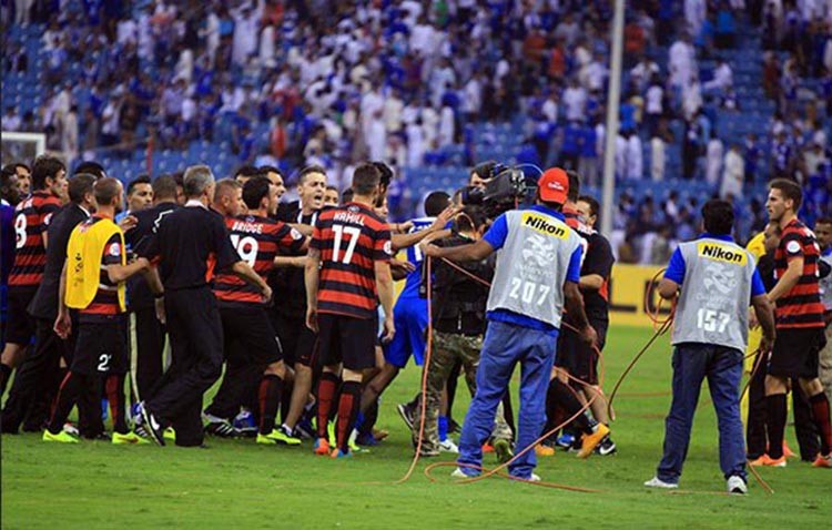 بالفيديو والصور.. الشمراني يبصق على لاعب أسترالي.. وجماهير الهلال تعتدي على مشجع "نصراوي"