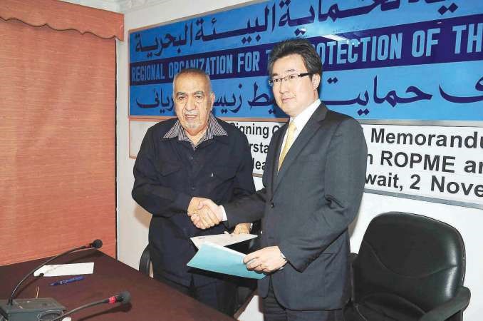 دعبدالرحمن العوضي يتبادل نسخة العقد مع ممثل الوكالة اليابانية للتعاون﻿