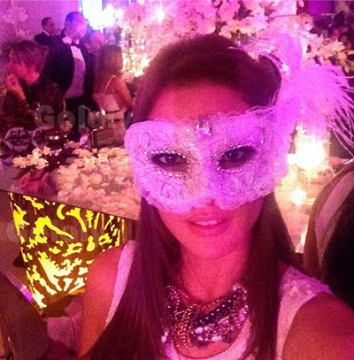 بالصور.. درة تلمع بالذهبي في حفل زفاف خاص