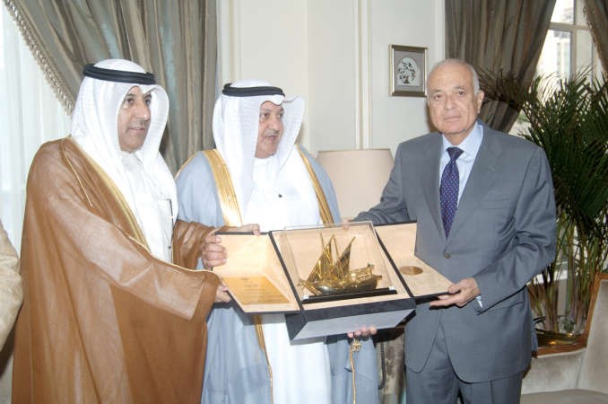 محمد العواش يسلم دنبيل العربي درعا تكريمية بحضور السفير عزيز الديحاني 	ناصر عبد السيد ﻿