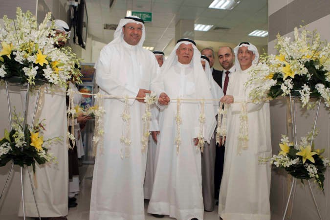 د علي العبيدي يقص شريط افتتاح المركز