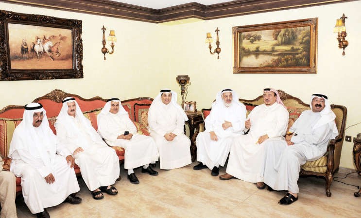 عدد من المهنئين 