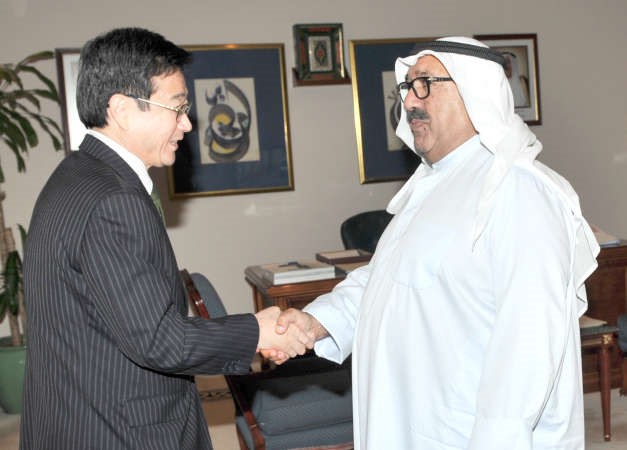 الشيخ ناصر صباح الاحمد مستقبلا سفير اليابان توشيهيرو تسوجيهارا 