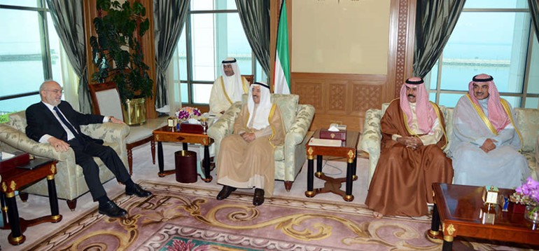 صاحب السمو الامير الشيخ صباح الاحمد مستقبلا ابرهيم الجعفري بحضور سمو ولي العهد الشيخ نواف الاحمد والشيخ صباح الخالد