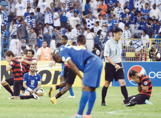 حزن لاعبي الهلال بعد اطلاق الحكم الياباني يويتشي نيشيمورا صافرة النهايةافپ