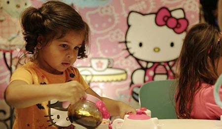 "هيلو كيتي" تبلغ الأربعين وتحتفل بلوس أنجلوس بمشاركة أكثر من 25 الف معجب
