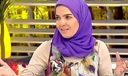بالفيديو.. موقف محرج لـ منى عبدالغني على الهواء بسبب تضاريس المرأة !