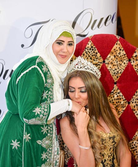 شاهد.. مريم حسين تنشر صورة لوالدتها المحجبة.. ثم تعتذر لها