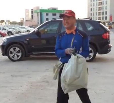 بالفيديو.. مليونير كوري يمتهن جمع القمامة يومياً في البحرين منذ 11 عاماً.. ووزير خارجية الامارات يغرد اعجاباً