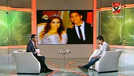 فيديو.. لاعب الاهلي المصري عمرو جمال يُحرج "خطيبته" على الهواء مباشرة!