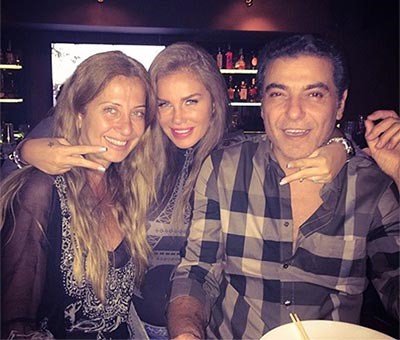 بالصور.. نيكول سابا تتنزه مع شقيقتها.. من الأجمل؟