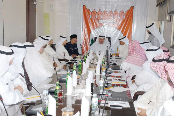 عيسى الكندري وم احمد المنفوحي خلال الاجتماع مع مسؤولي الداخلية