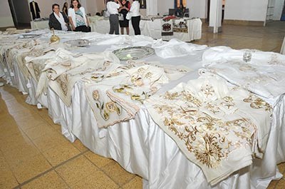 شراشف ومناشف مشغولة بحرفية عالية