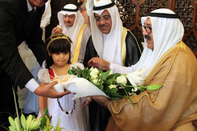 استقبال بالورود للشيخ ناصر صباح الاحمد ويبدو مبارك الخرينج	ناصر عبدالسيد
﻿