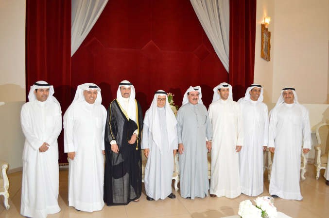 مرزوق الغانم وفهد المعجل وعدد من الحضور خلال الحفل﻿