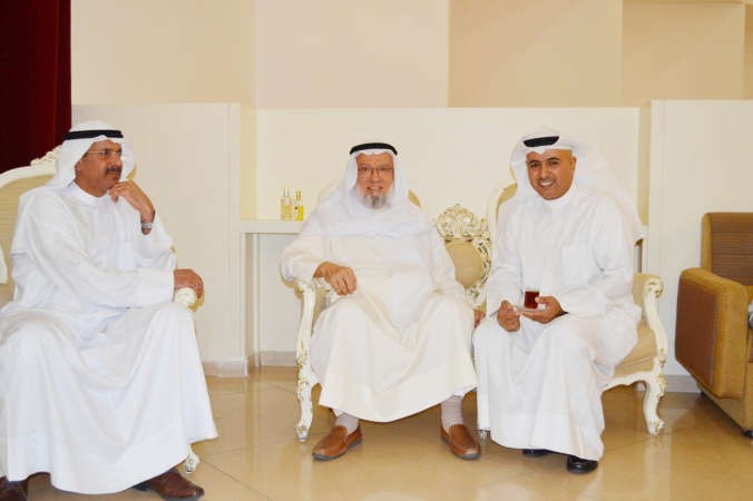 احمد باقر مقدما التهاني الى د احمد الاثري ﻿
