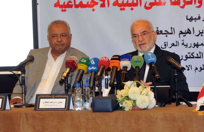 1 وزير الخارجية العراقي دابراهيم الجعفري ودغانم النجار خلال الندوة ﻿