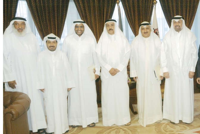 احمد الرجيب وعلي حسن يتوسطان المشاركين في الاجتماع﻿