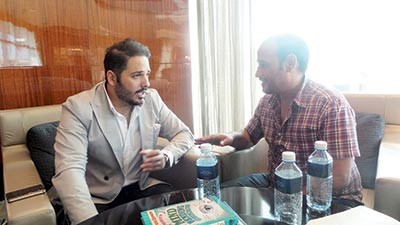 رامي عياش متحدثا للزميل عبدالحميد الخطيب
