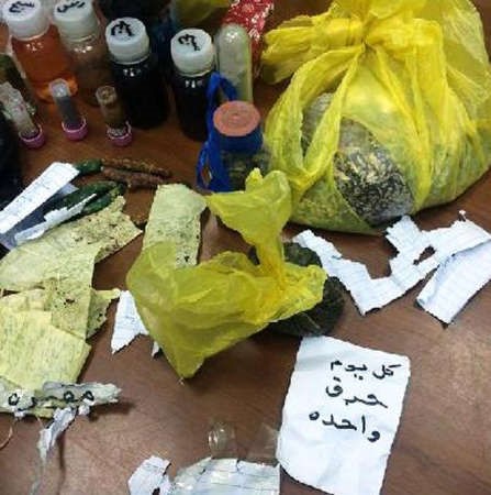  المضبوطات تنوعت بين ادوات سحر ومواد تدخل في تصنيع الاحجبة ﻿