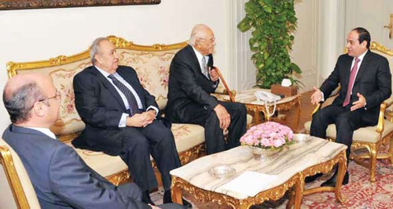 الرئيس السيسي خلال استقباله اعضاء اللجنة القومية لتقصي الحقائق بشان ثورة 30 يونيو في القاهرة امس الاهرام