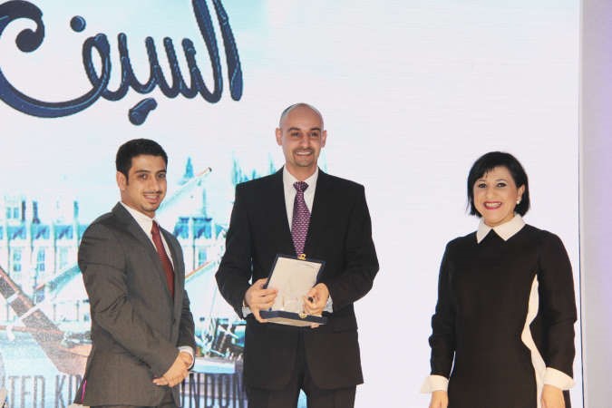 مدير اول اتصالات الشركات في VIVA ايمن المطيري يتسلم التكريم من الاتحاد الوطني لطلبة الكويت فرع المملكة المتحدة وايرلندا