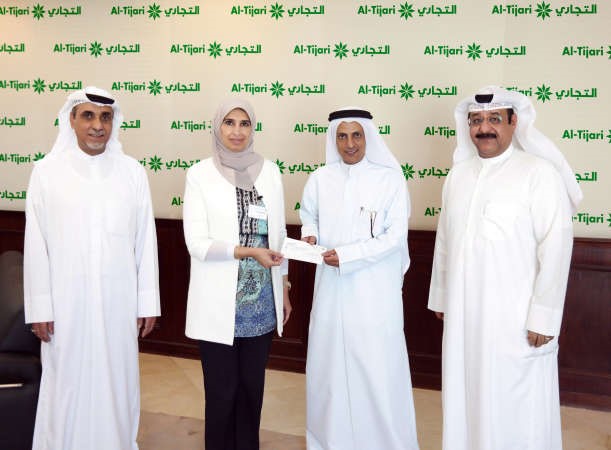  محمد فهاد العجمي يتسلم شيك الرعاية