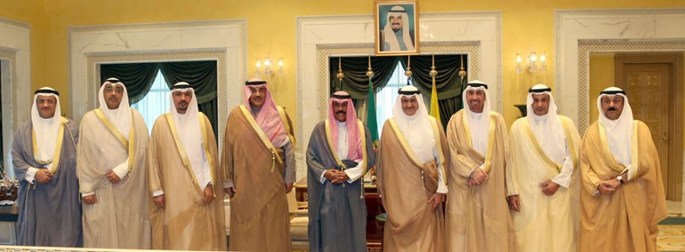 سمو ولي العهد الشيخ نواف الاحمد والشيخ صباح الخالد والسفير ضاري العجران يتوسطون السفراء الجدد	﻿
