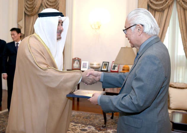 السفير يعقوب السند يقدم اوراق اعتماده سفيرا معتمدا الى رئيس جمهورية سنغافورة توني تان كنغ يام﻿