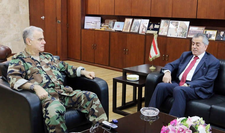 قائد الجيش العماد جان قهوجي مستقبلا السفير السوري علي عبدالكريم علي في اليرزة امس محمود الطويل