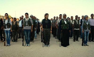 ريحانا وسط متطوعين مثلها في كوباني يوم 22 اغسطس الماضي