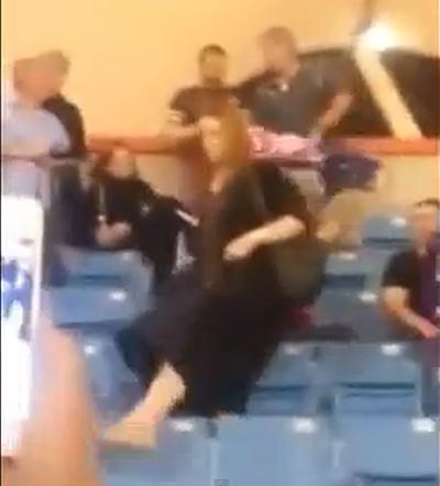 بالفيديو.. مشجعة استرالية تتعمد كشف ساقها للجمهور بمدرج مباراة الهلال وسيدني