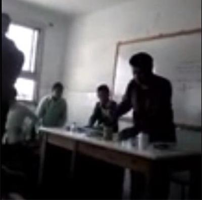 بالفيديو.. مدرس مصري يجري تجربة علمية تؤدي لانفجار ضخم داخل الفصل .. والتلامذة: الله عليك يا استاذ !