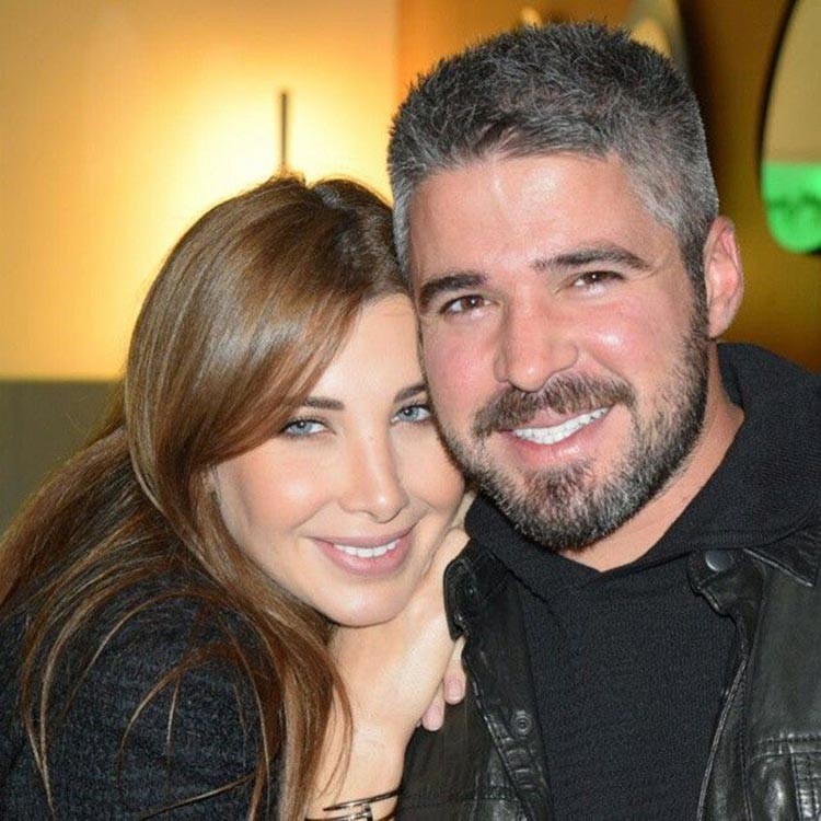 صورة: نانسي عجرم تتناول العشاء مع شقيقها.. هل يشبهها؟