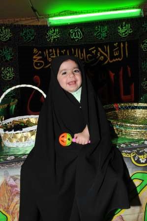 طفلة مشاركة في احياء ذكرى عاشوراء﻿