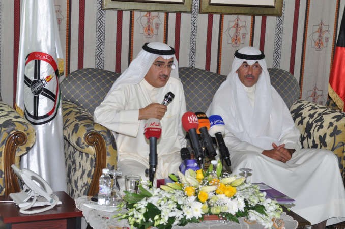 م الابراهيم متحدثا الى الحضور ويبدو الشيخ فواز الخالداحمد علي﻿