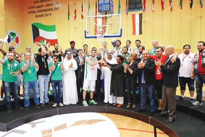 الشيخة نعيمة الاحمد تسلم الكاس الى كابتن الحكمة رودريغ كافيل﻿