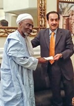 عبدالعزيز الشراح خلال تسليم شيك التبرع ﻿