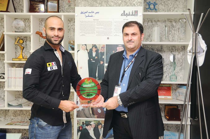 الزميل فريد سلوم يتسلم الدرع التذكارية من عمرو المصريفريال حماد﻿